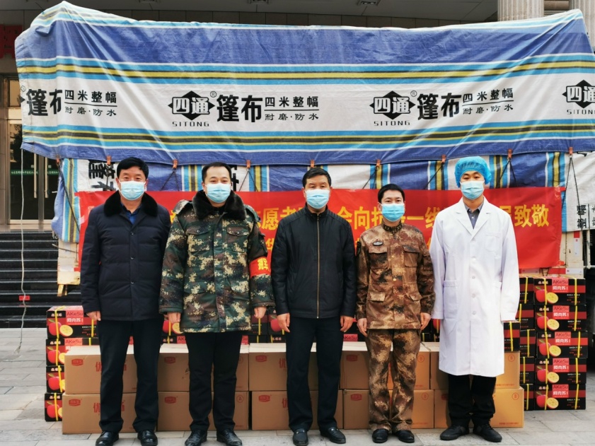 路鳳祎與志愿者、醫(yī)生防疫現(xiàn)場合影